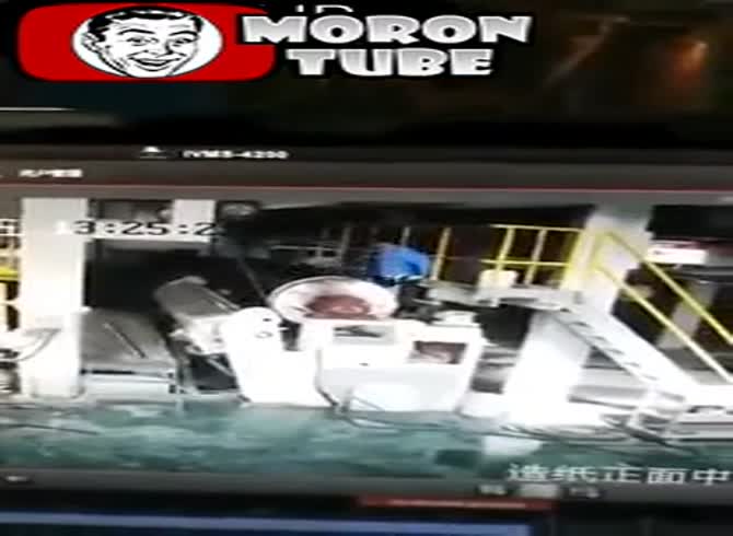 Video :China - a machine has just ingested and crushed a worker